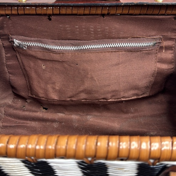 Vintage Styled by Encore Woven Clamshell Handbag - Picture 4 of 12